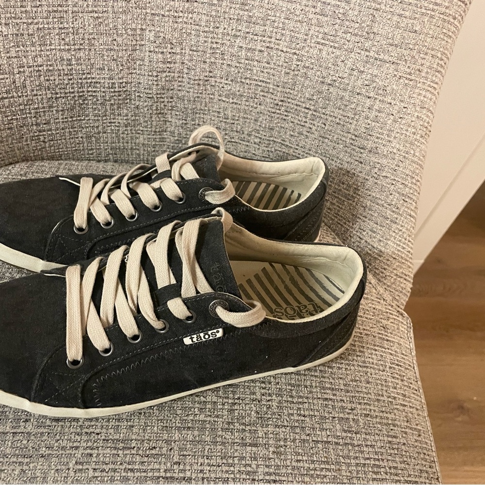 Taos Star Canvas sneakers, size 9.5